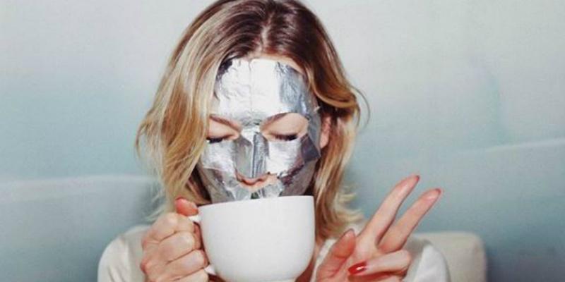 Karlie Kloss showed off her silver face mask while she drank some tea.