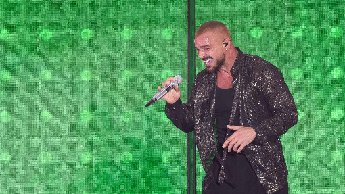 Photo of The star resumed the concert after he got the confirmation everything was safe.