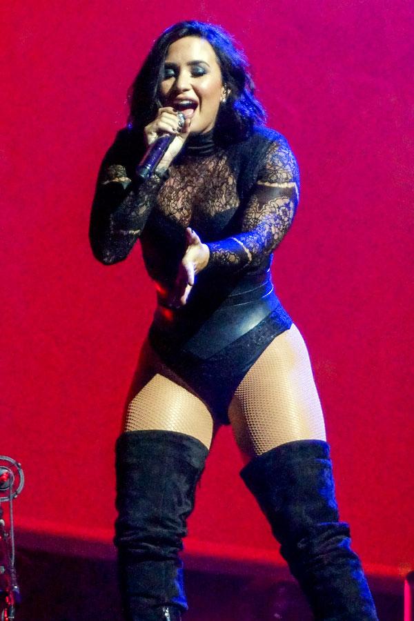 Demi lovato curvy 02