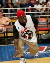 2011__05__Cedric the Entertainer entertaining the crowd 2 200×300.jpg