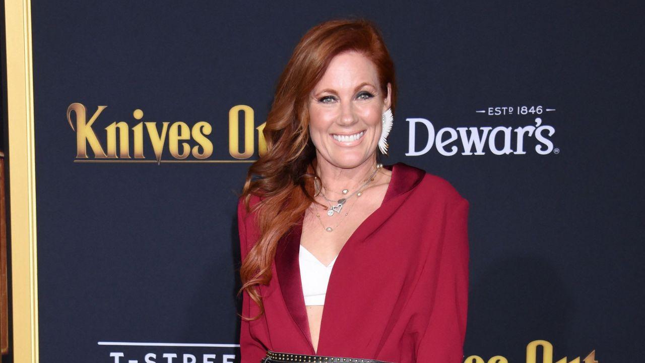 Image of Elisa Donovan recalled Brittany Murphy’s ‘hummingbird’ energy on ‘Clueless.’