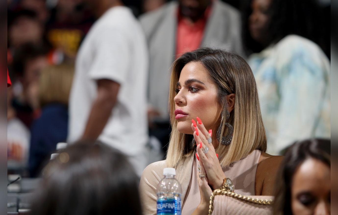 Khloe kiss tristan thompson baby bump 1