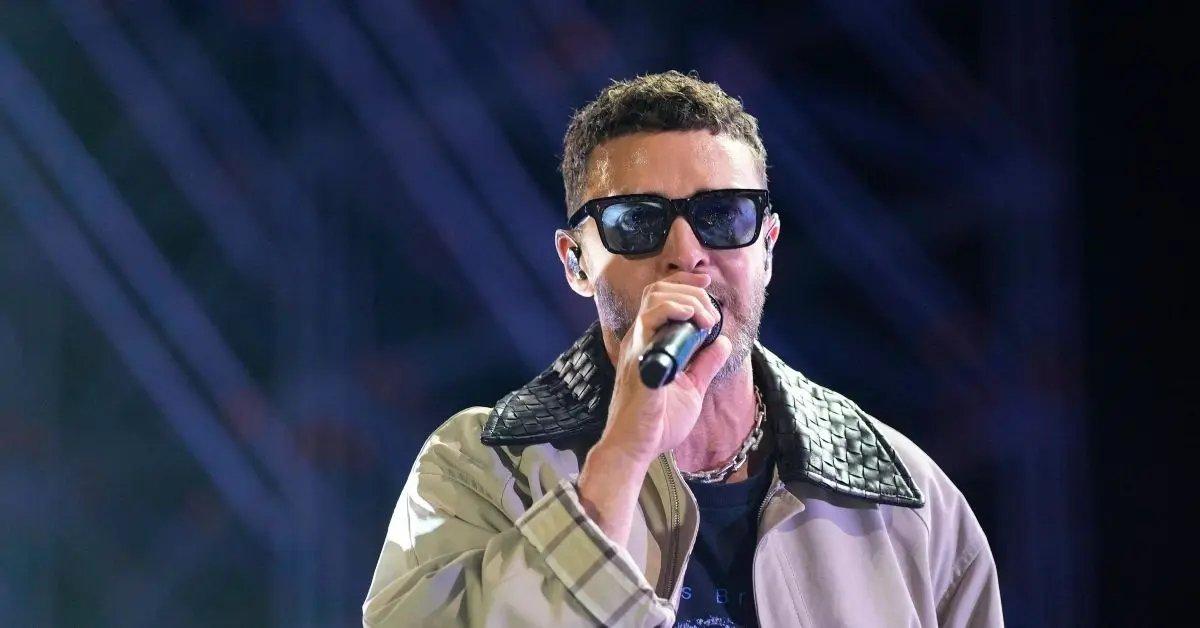 Image of the vocalist decided to continue his tour despite the health complication.