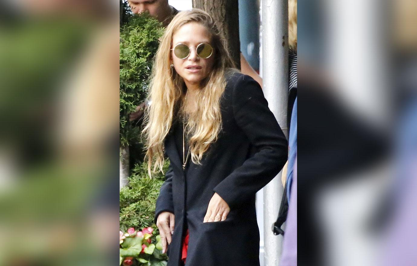 Mary kate ashley olsen smoking NYFW 2