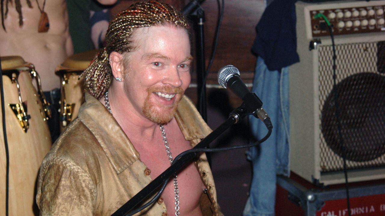 Image of Axl Rose performed even through his sickness back in November 2018 as well.