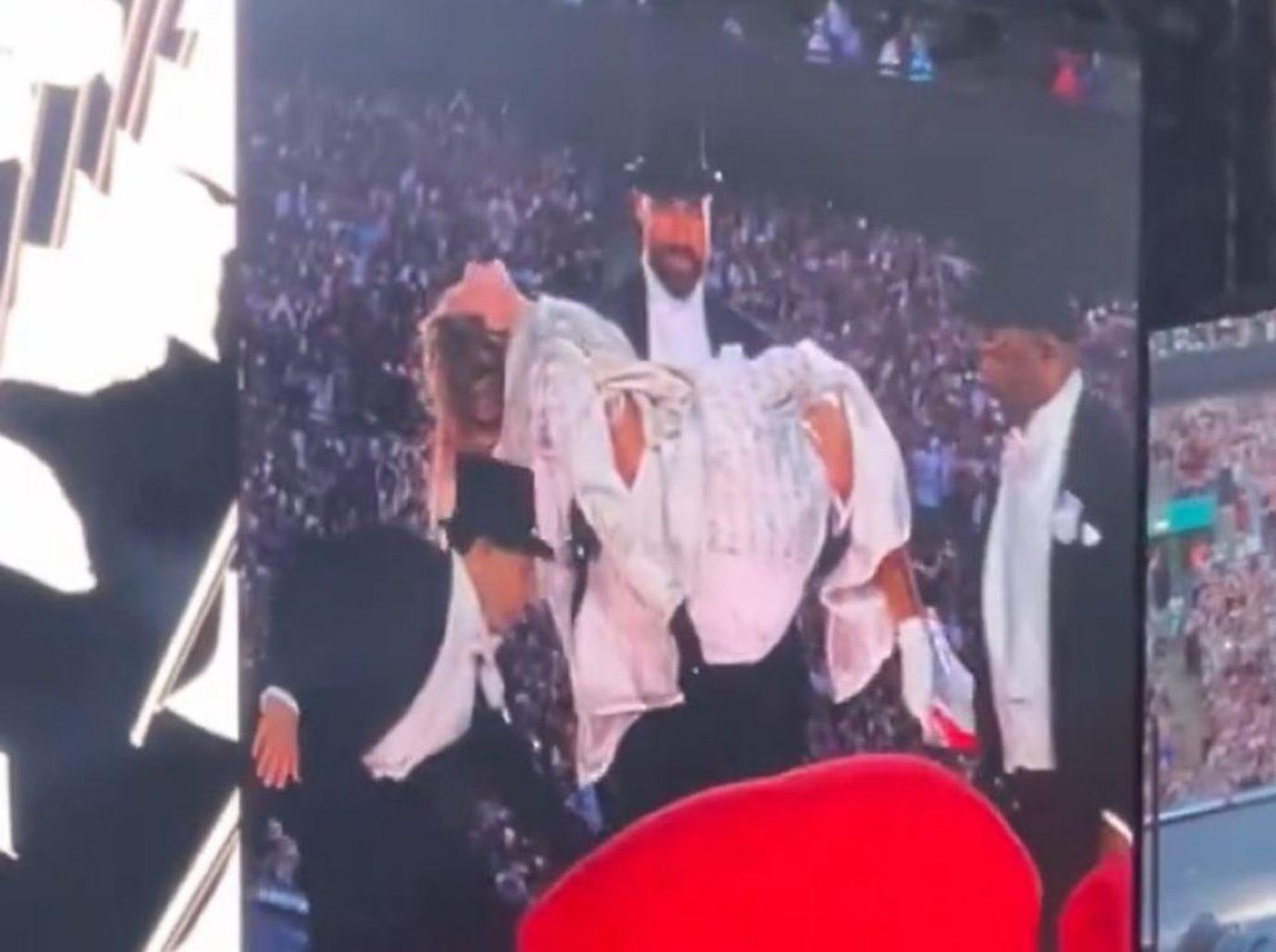 travis kelce not drop taylor swift backup dancers onstage