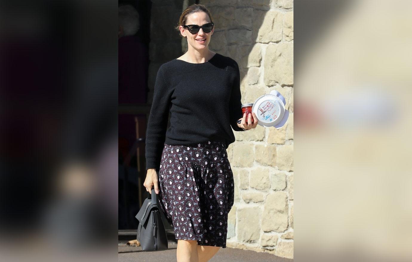 Jennifer garner selling cookies street 6