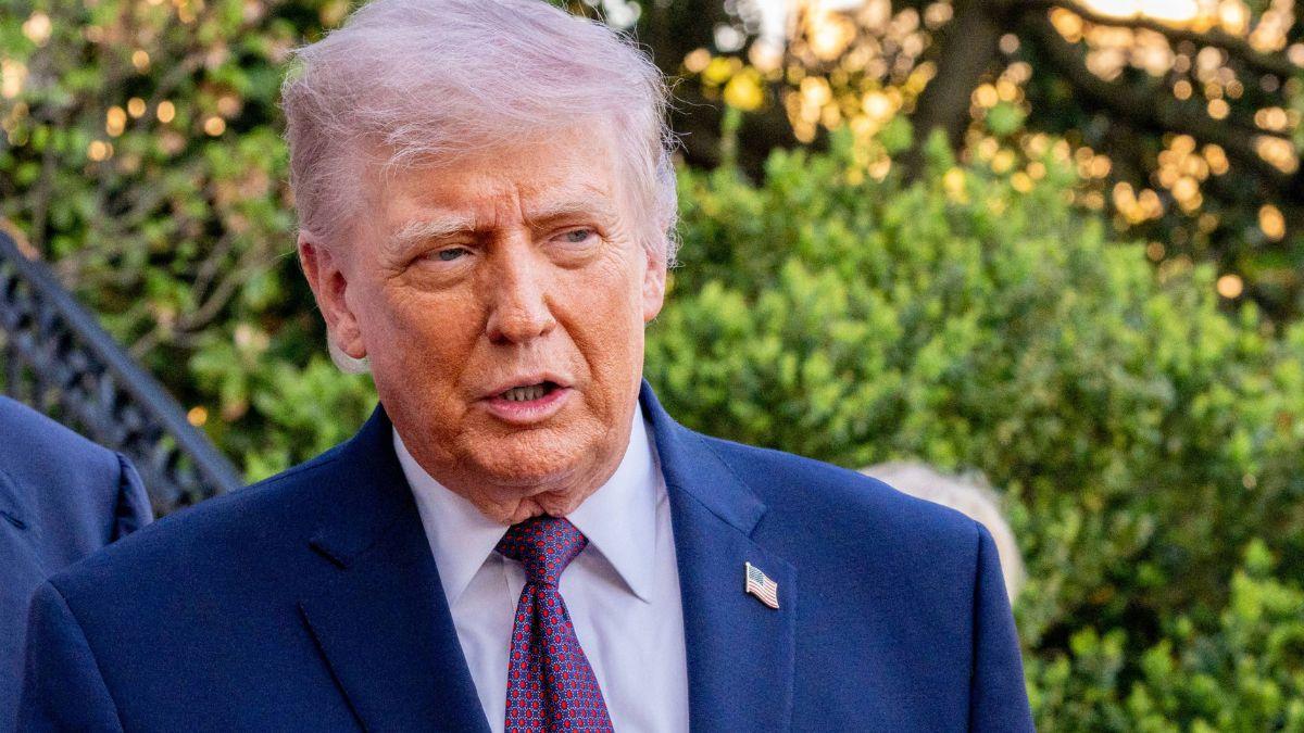 image of Donald Trump appeared shorter in new photos.