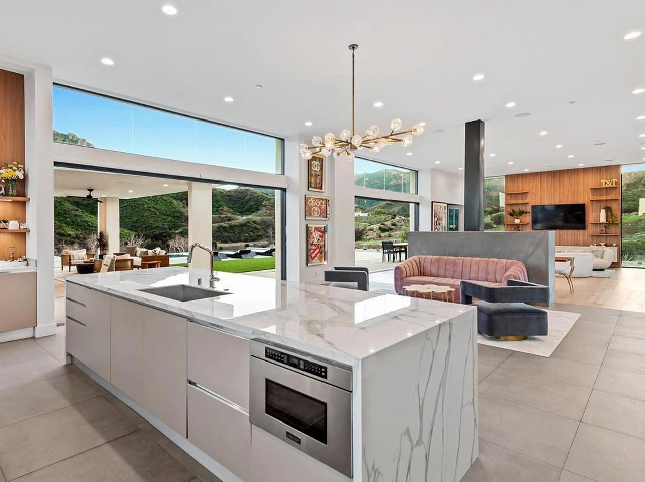 Taylor Lautner Lists Modern Mansion, Photos