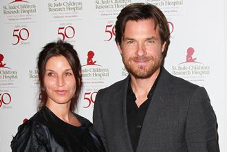 Jason bateman amanda anka feb16nea_0.jpg