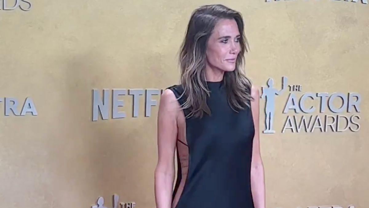image of Kristen Wiig went braless on the red carpet at the annual awards event.