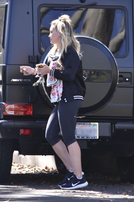 Hilary Duff Stops By A Friends House