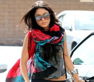 2010__07__Vanessa_Hudgens_July29_main 300&#215;262.jpg