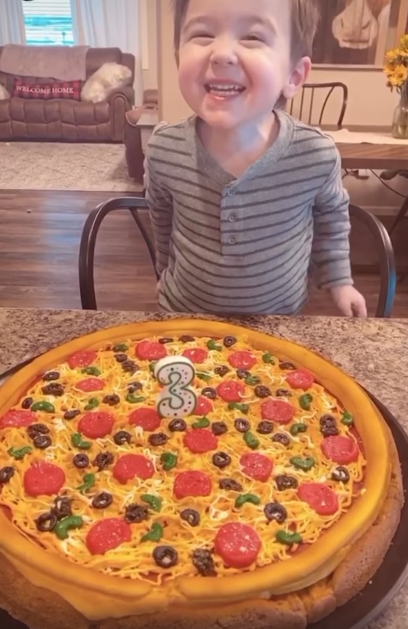 chelsea-houska-instagram-son-watson-birthday-party-pizza-cake