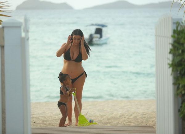 Kim kardashian north beach3