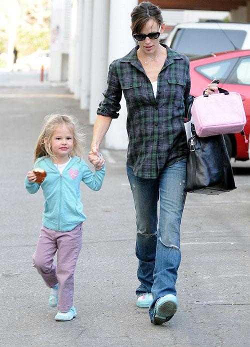 2009__12__fp_4137300_garner_jennifer_vah_120309.jpg