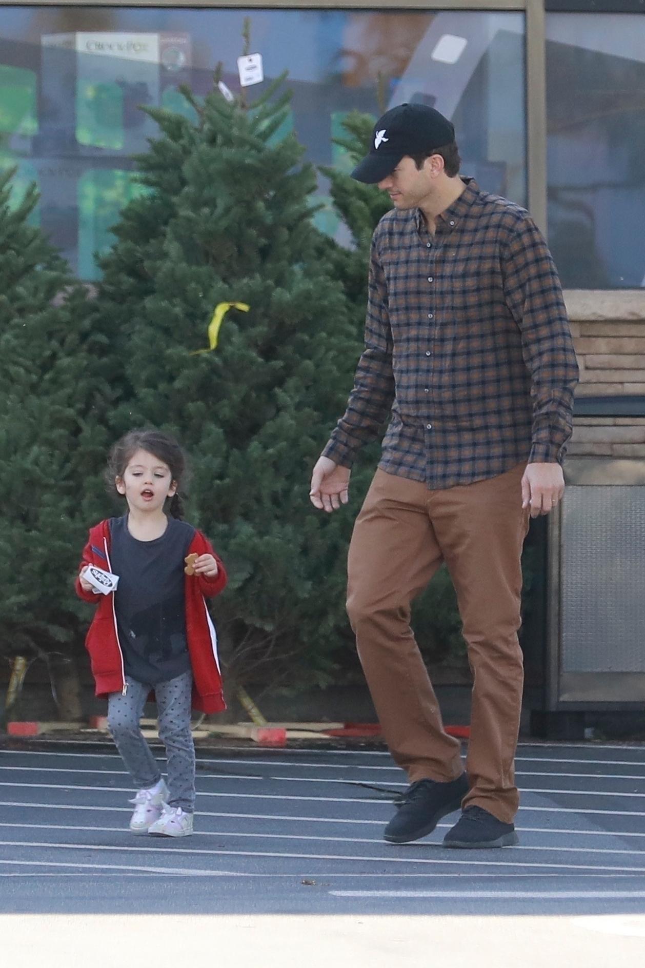 *EXCLUSIVE* Ashton Kutcher takes Wyatt to get a cookie