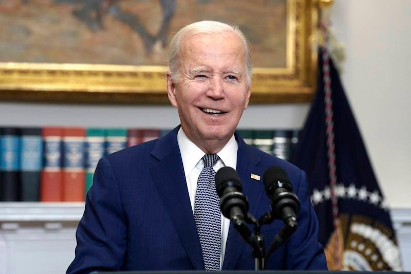 Joe Biden Caught Using Cheat Sheet With Reporters' Names & Faces