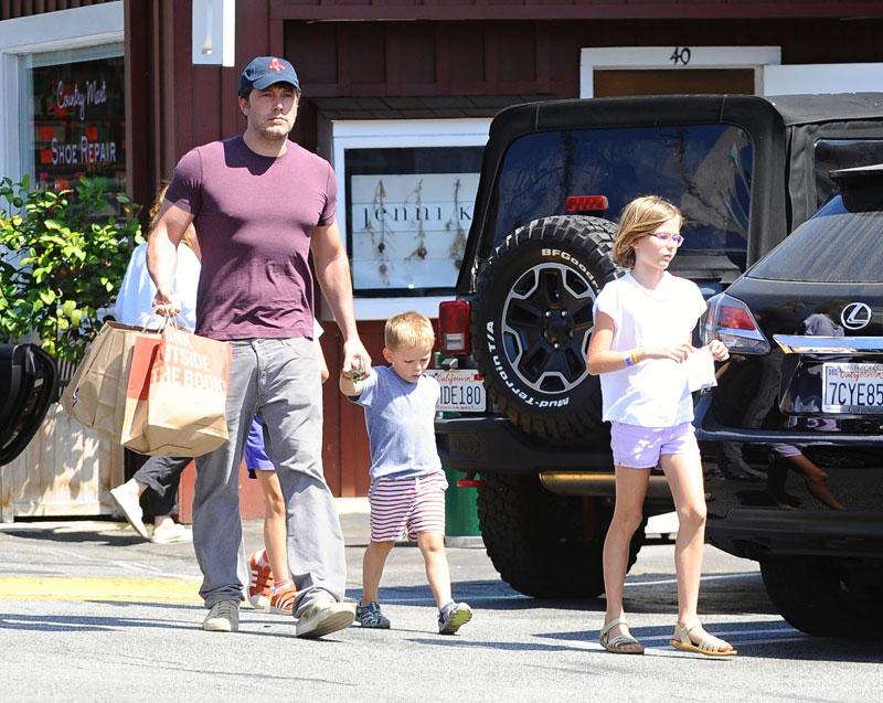 ben affleck shopping spree kids pics