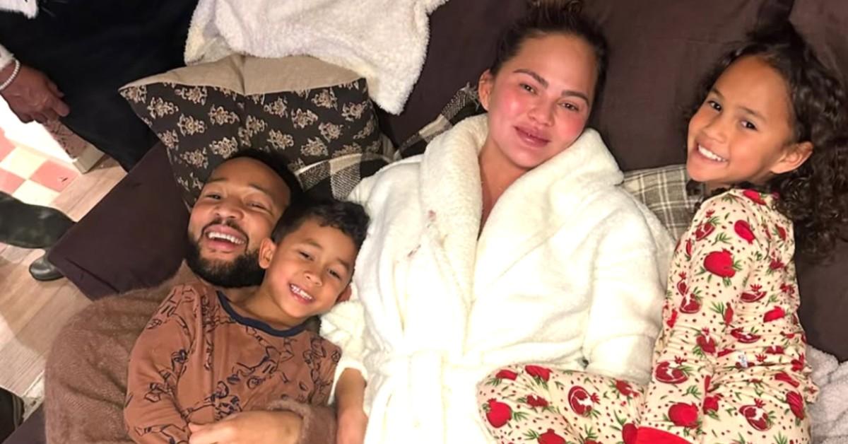 chrissy teigen claps back criticized bathing  kids photo