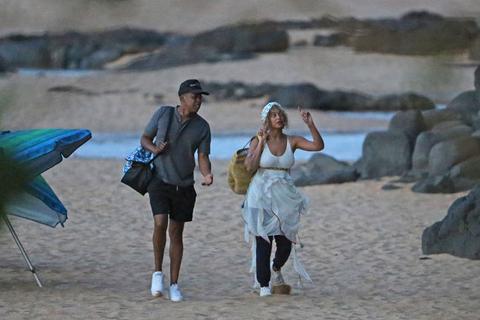 Love Drought!? Beyoncé And Jay Z Look Stressed During Beach Date In