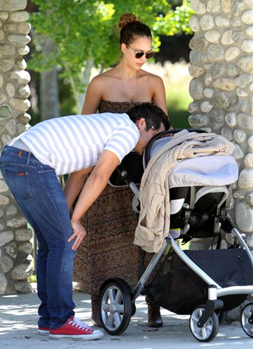 2011__10__jessica alba baby 10092011I_ _1.jpg