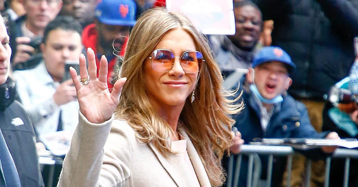 Jennifer Aniston Works Out in a Tied Sports Bra, Leggings & Sneakers