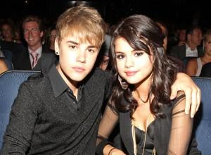 2011__07__Justin_Bieber_Selena_Gomez_July25newsbt_00 300×220.jpg