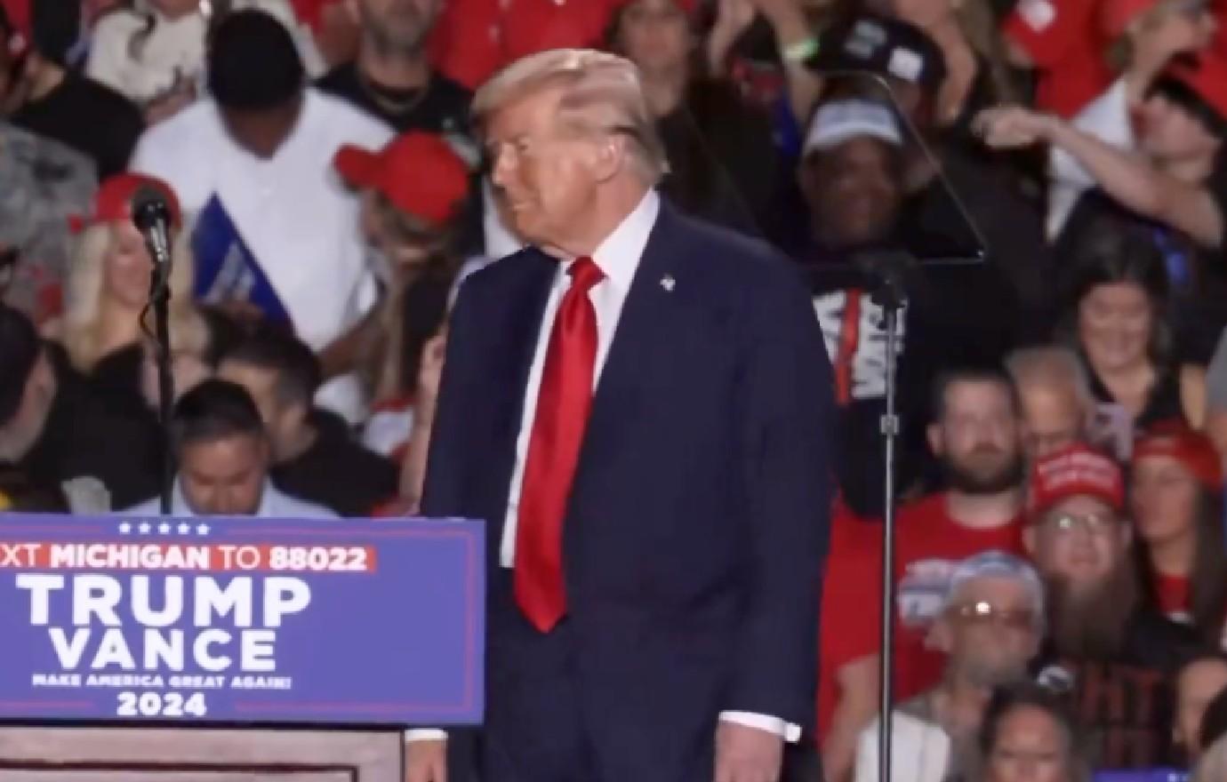 donald trump wandering onstage  minutes audio michigan rally watch