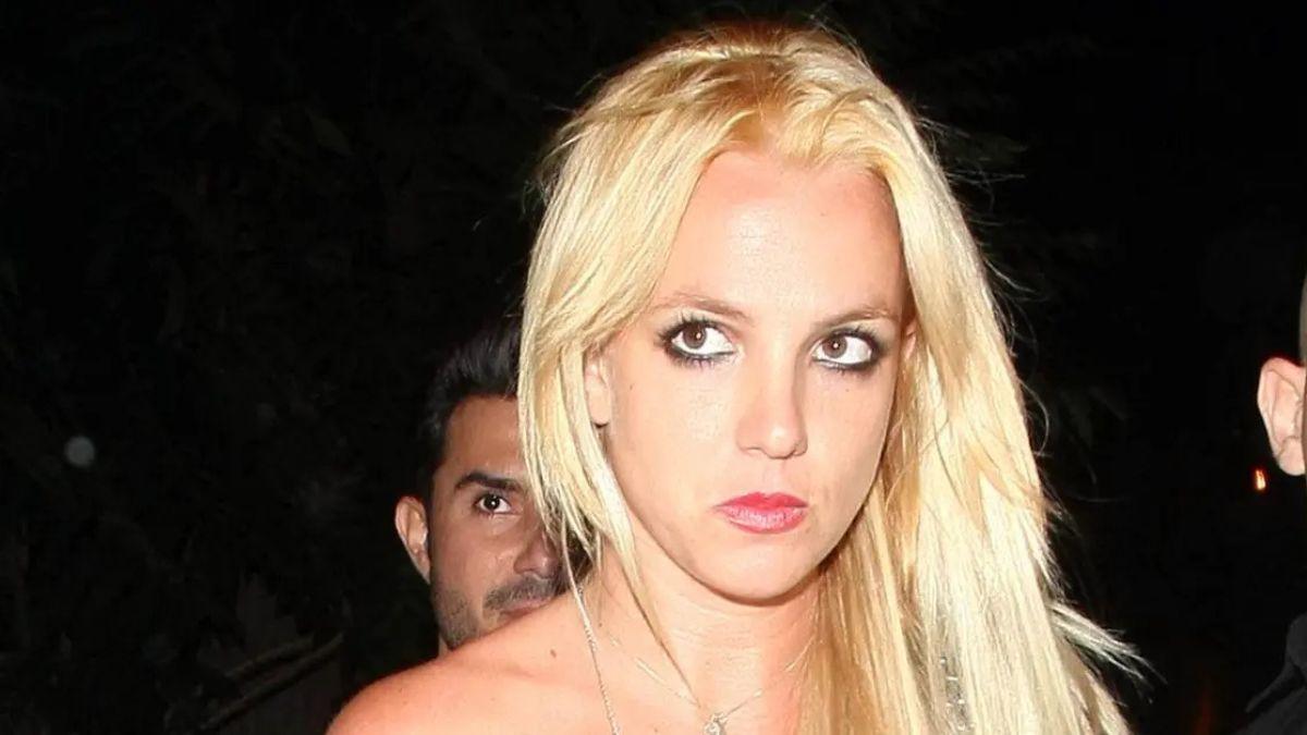 Photo of An insider said Britney Spears' family members are hesitant to help her since they dealt with immense backlash over her conservatorship.