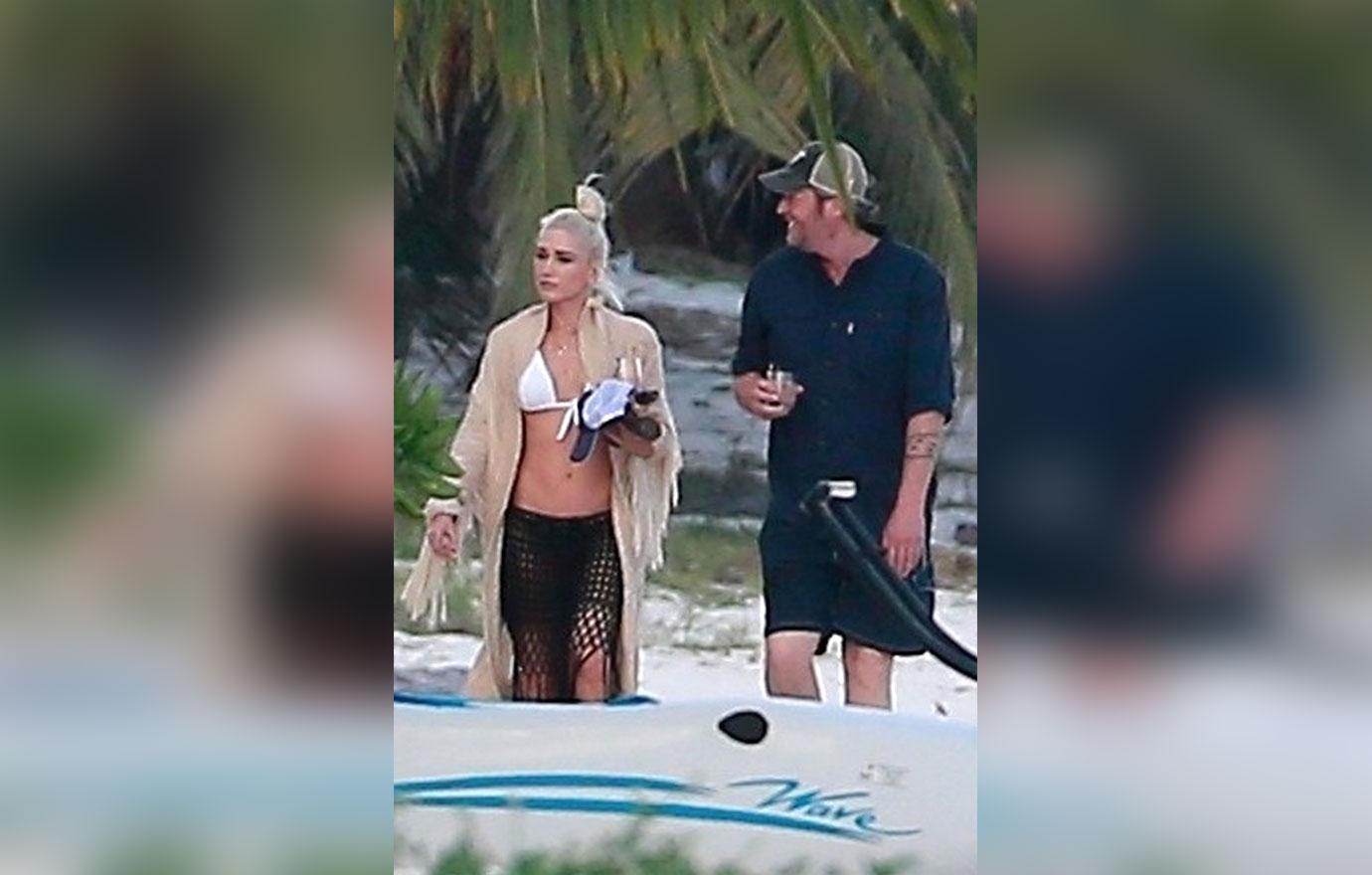 Gwen stefani blake shelton mexico beach 3