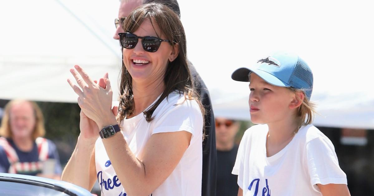 Jennifer Garner Loses Her Shoes To Run Errands