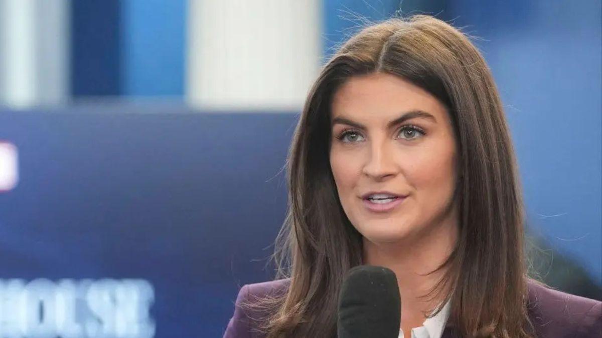 Photo of Kaitlan Collins noted that many of the people who attended Hillary Clinton's deposition were not present for Les Wexner's.