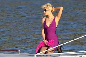 2010__07__Paris_Hilton_July15_64 300×200.jpg