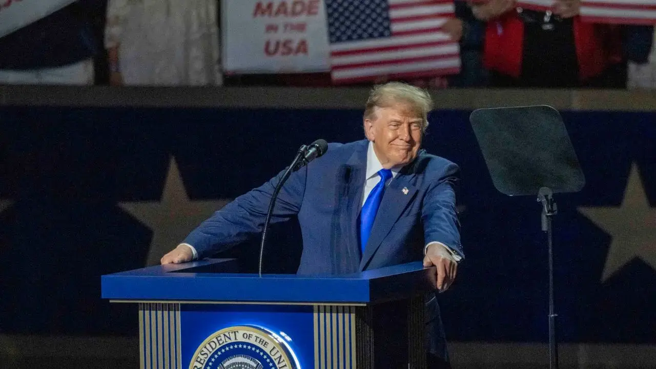 Image of Texas ultimately defeated Tennessee 20-17, while Donald Trump departed during the second half.