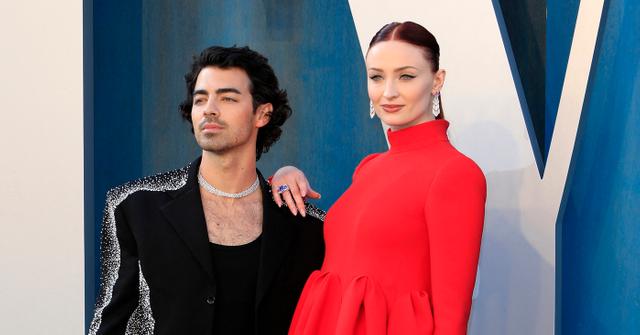 sophie turner joe jonas wearaing ring