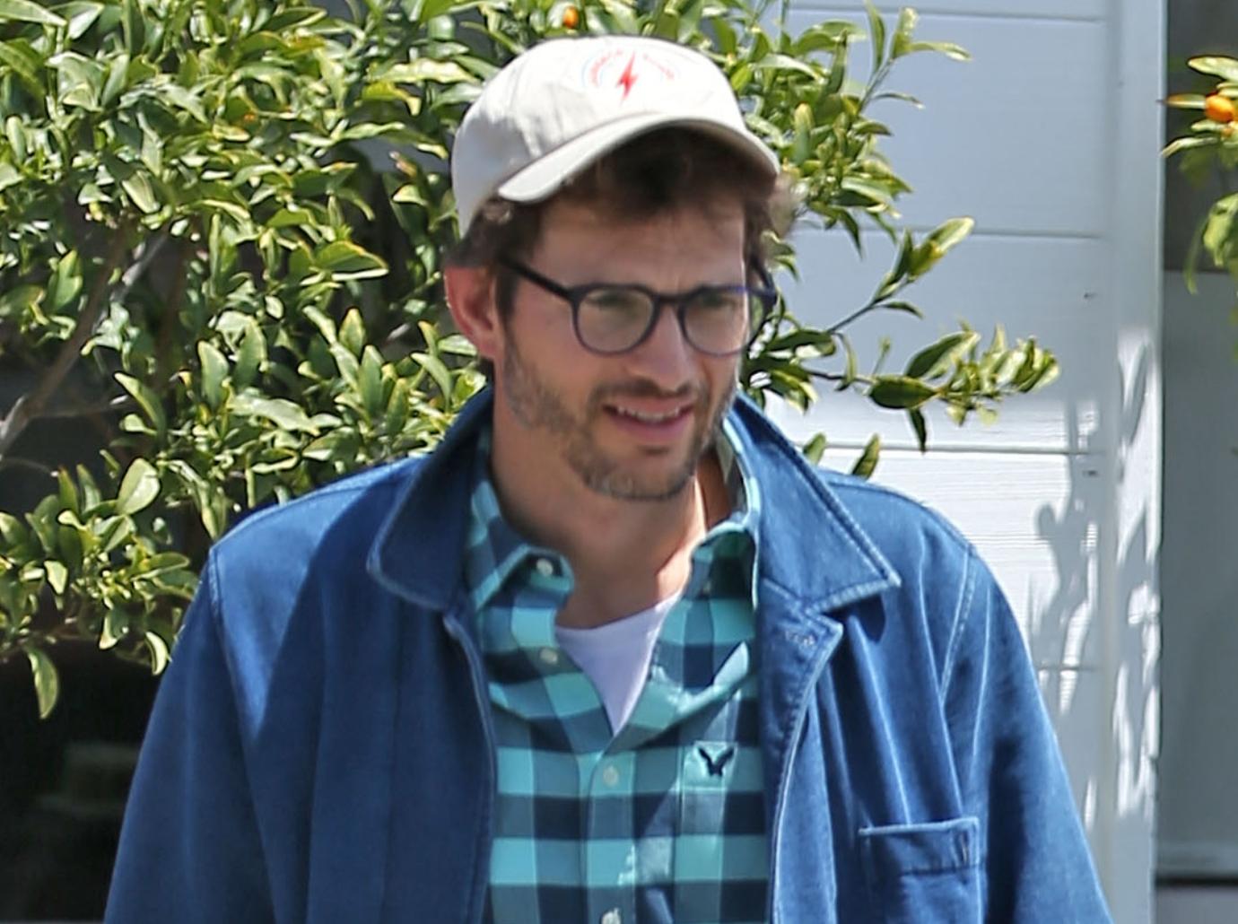 ashton kutcher good tipper gives valet worker  bill beverly hills