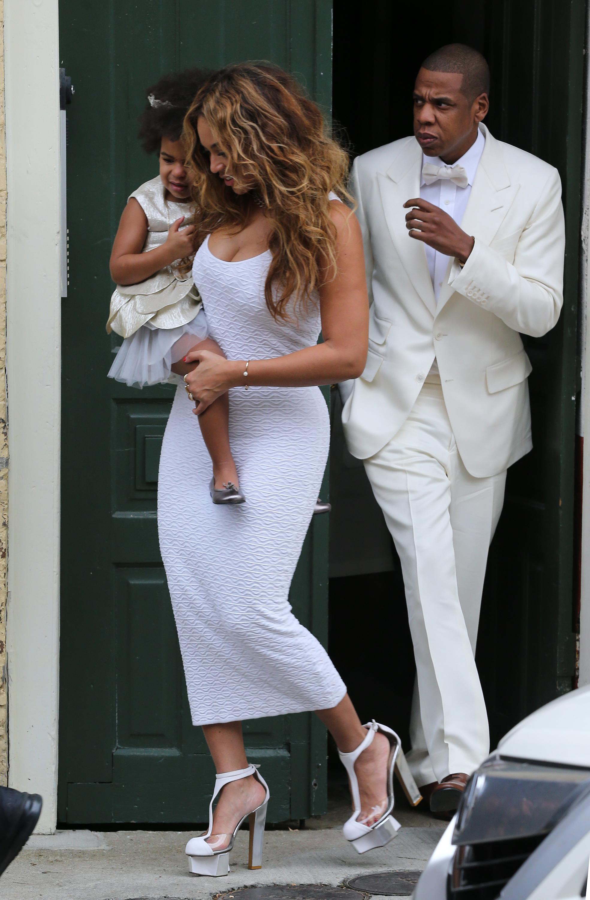 INF &#8211; Beyonce, Jay Z and Blue Ivy dressed all in white leave for Solange Knowles wedding