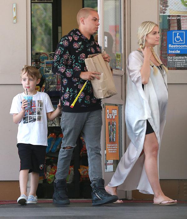 Pregnant ashlee simpson evan ross mothers day 06