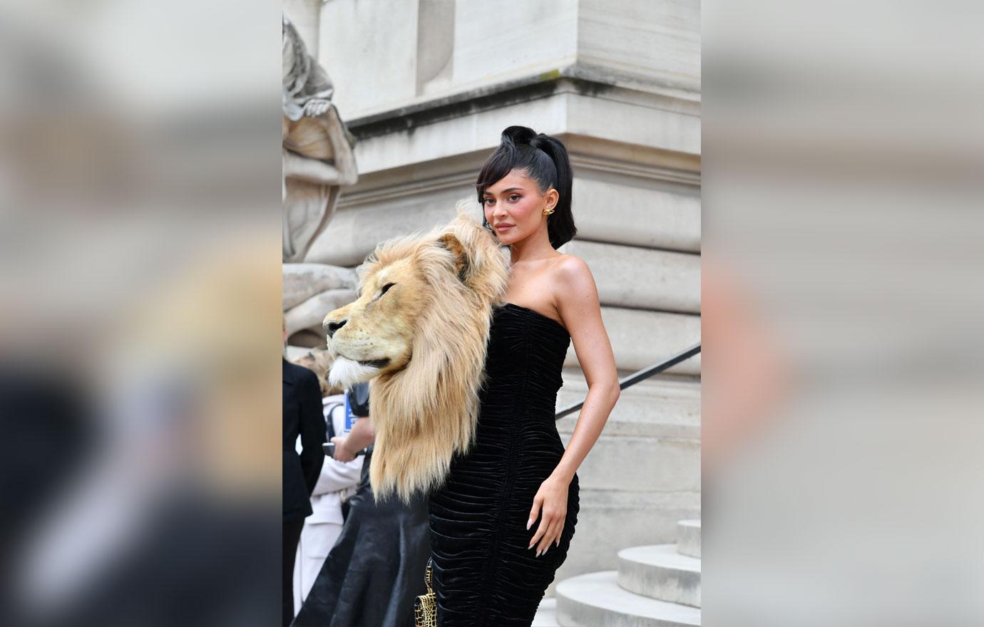 kylie jenner slammed for disturbing lions head gown