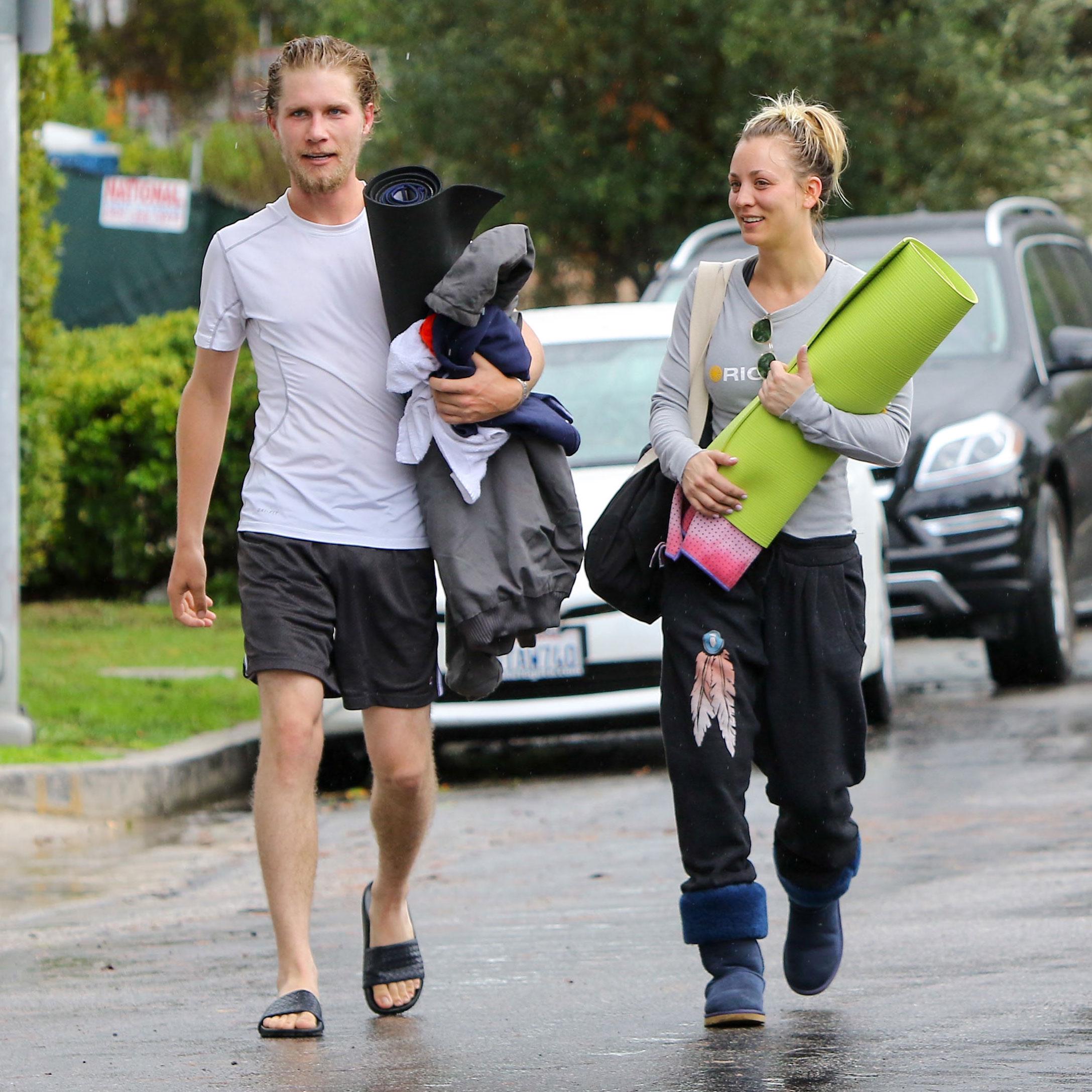 Kaley cuoco karl cook yoga 04