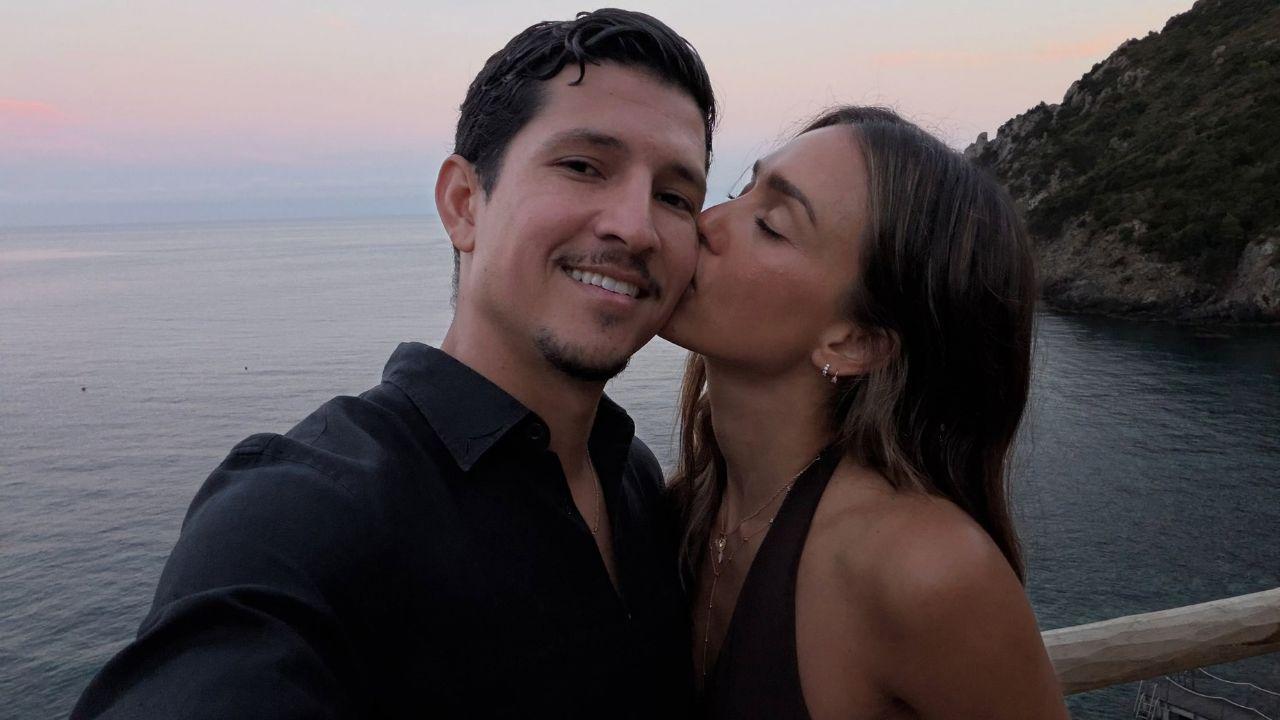 Image of Danny Ramirez and Jessica Alba. 