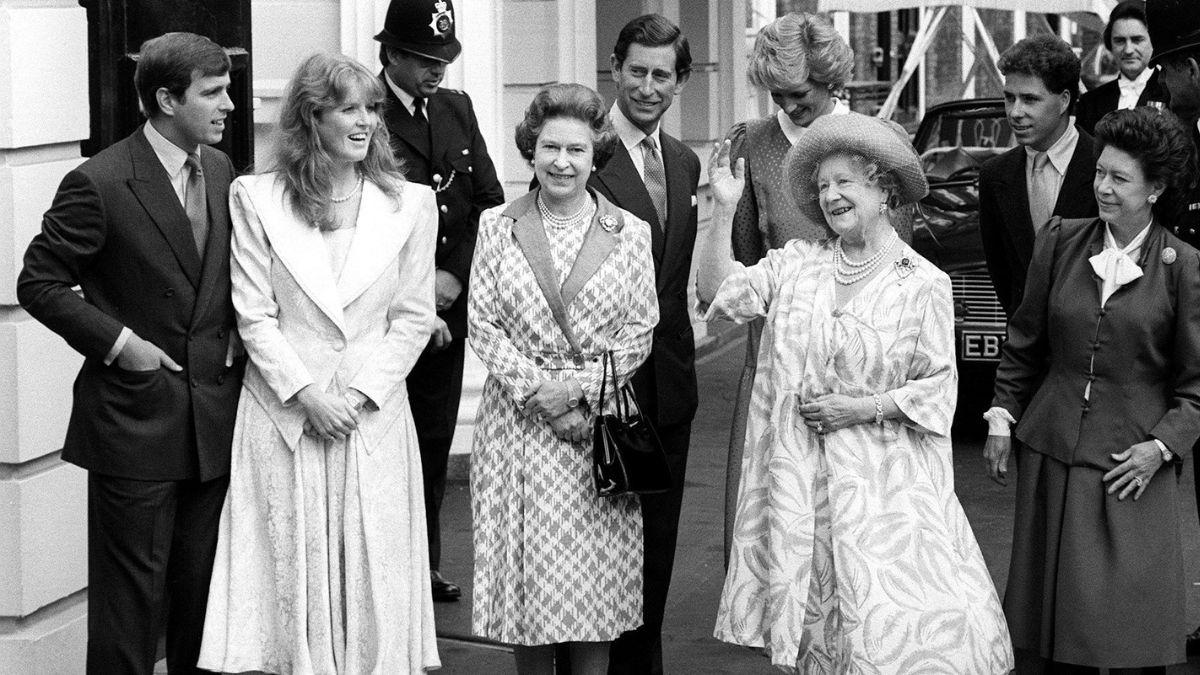 image of royal family