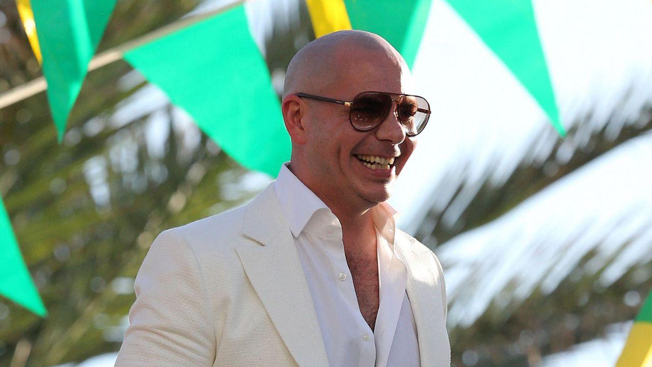 Pitbull Got Excited When He Danced With Jennifer Lopez During 2011 AMAs