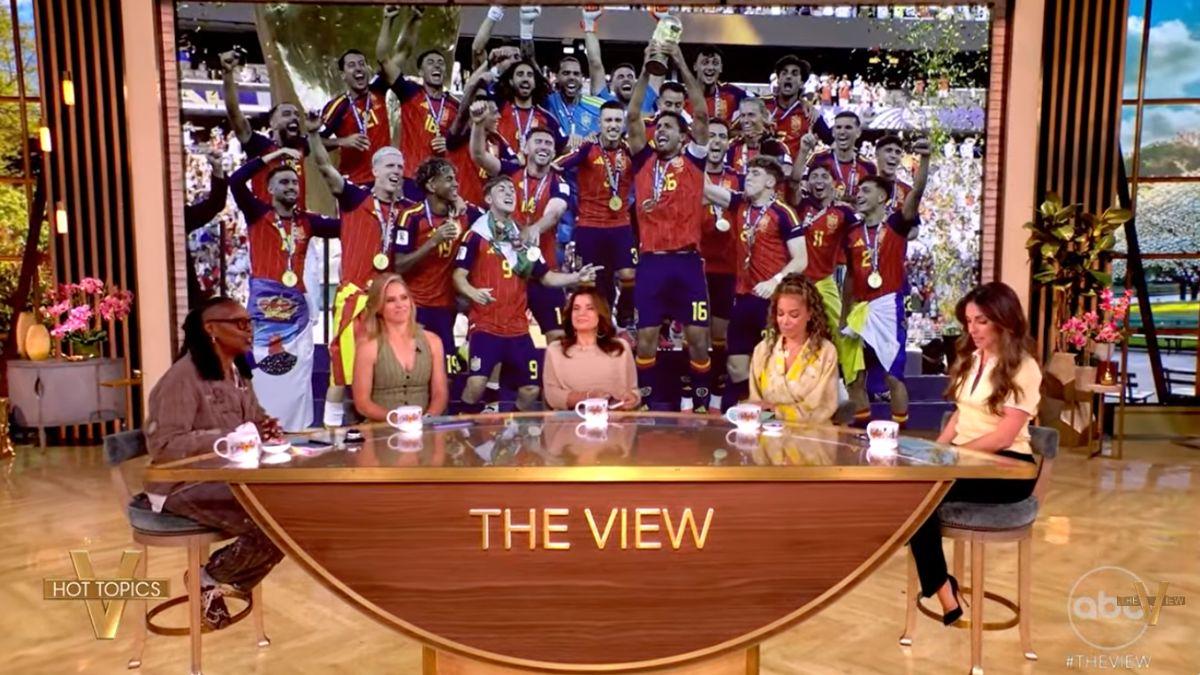 photo of Ana Navarro mocked Shakira's ex since he had to sit in the stands watching her perform.