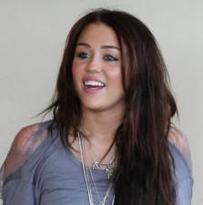 2010__01__miley_cyrus_jan15newsnea 223×225.jpg