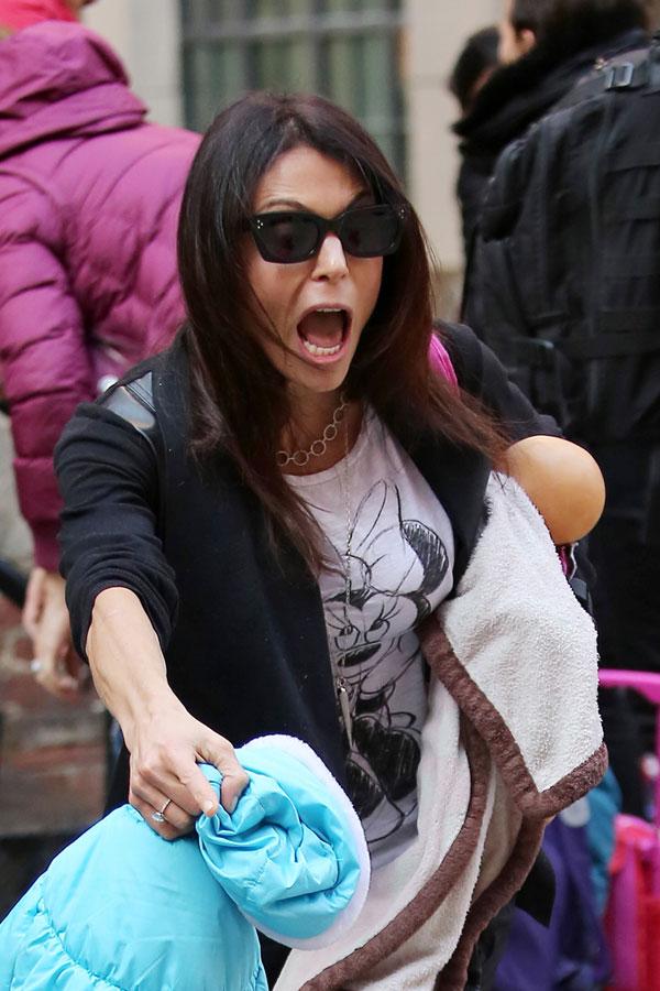 Bethenny frankel daughter bryn runs in street 03