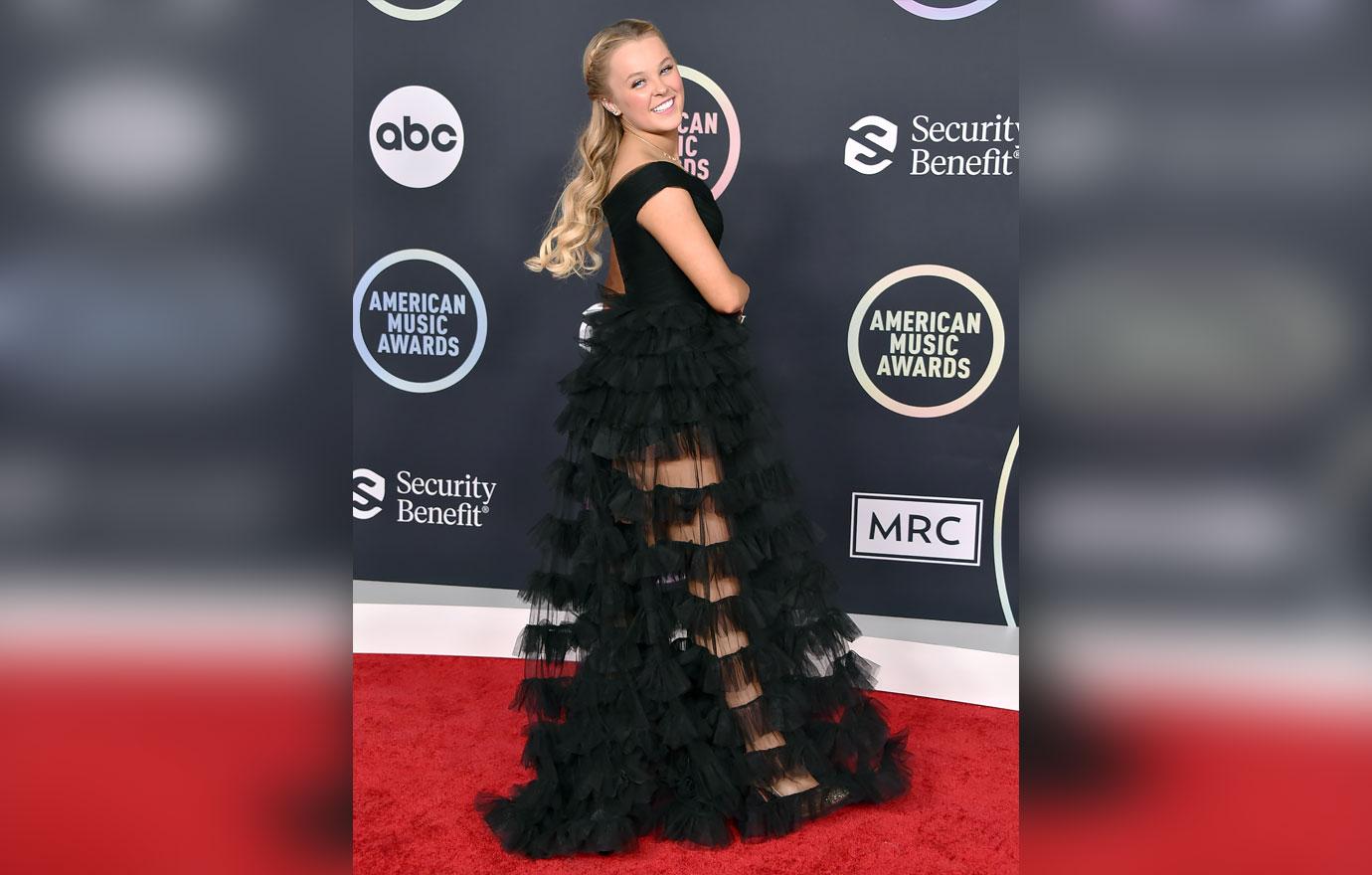 2021 AMAs red carpet: The top 5 best looks from the 49th annual show