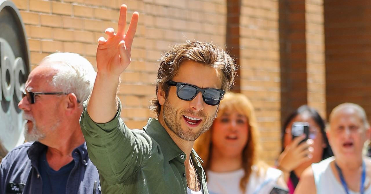 glen-powell-flexes-muscles-at-university-of-texas-football-game-photo