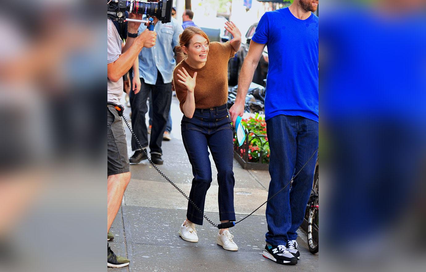 Emma stone cant stop laughing billy on the street 5